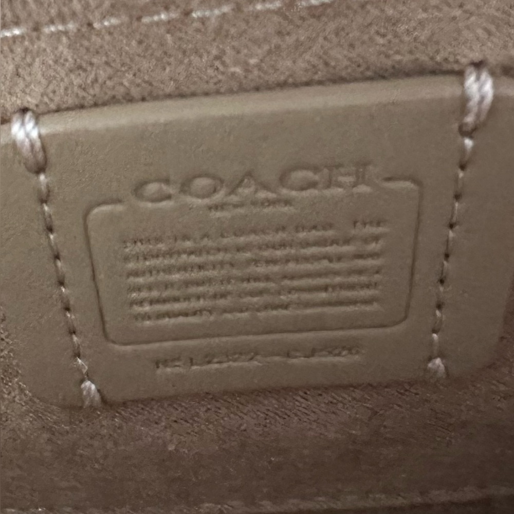 COACH ๐๐
Mini Klare Crossbody With A Puffy Feel - Picture 4 of 6